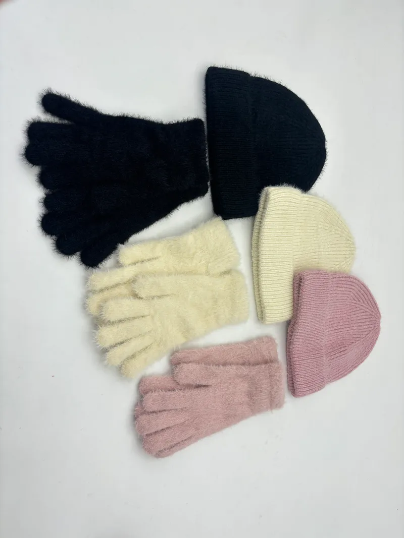 Drei aufeinander abgestimmte Sets aus flauschigen Strickhandschuhen und gerippten Wintermützen in Schwarz, Naturweiß und Altrosa auf weißem Hintergrund angeordnet