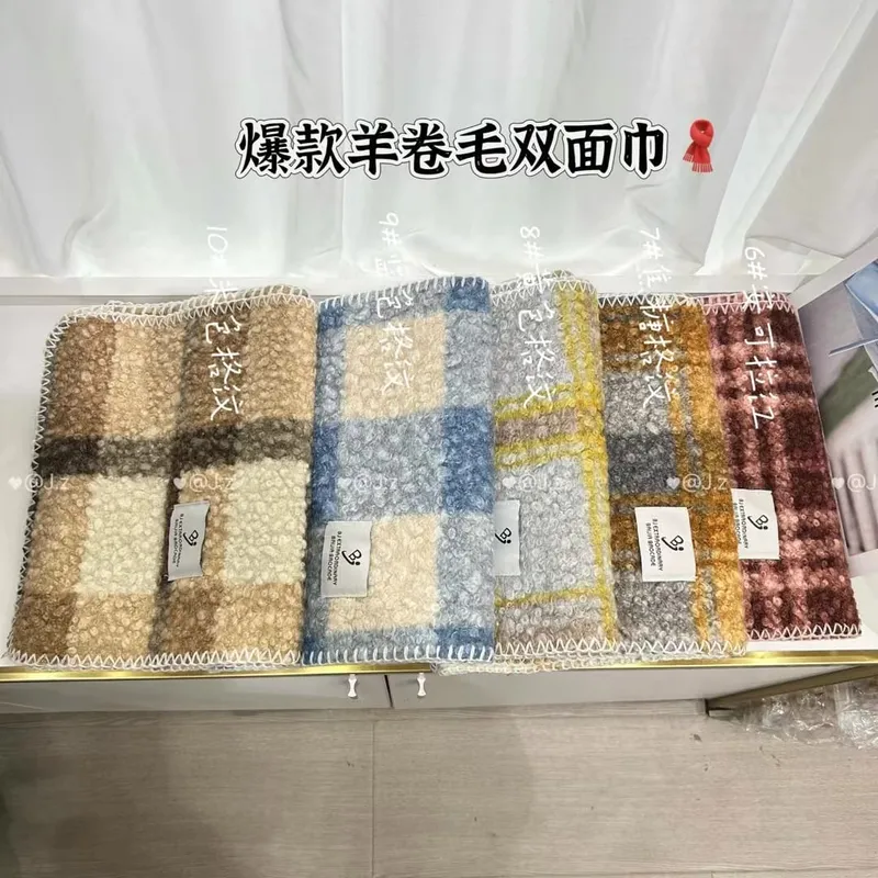 Fünf lockig strukturierte Bouclé-Waschlappen im Karomuster, nebeneinander in Beige, Blau, Gelb, Braun und Burgunderrot fotografiert