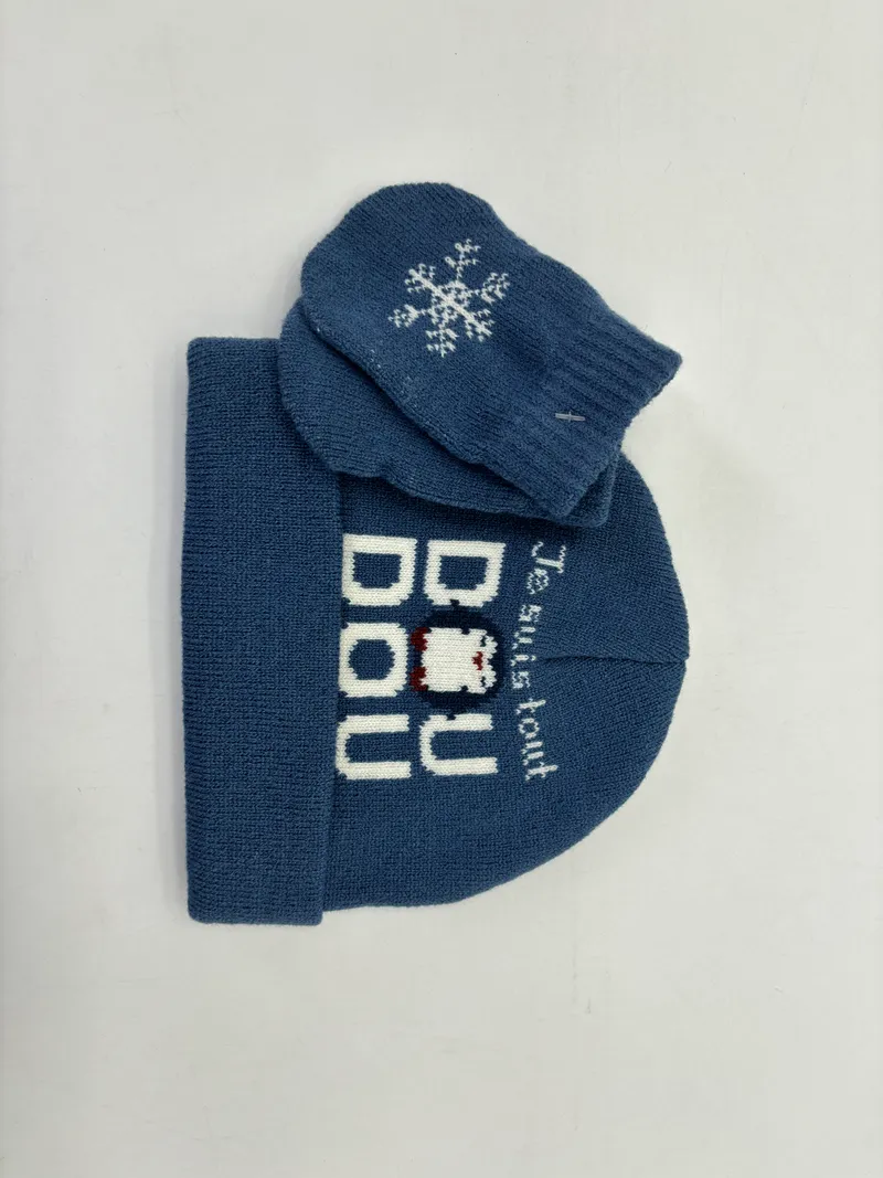 Hellblaues Baby-Strick-Set mit Mütze und Fausthandschuhen, Pinguin-Intarsia-Muster und Schneeflocken-Motiv als Aufschrift