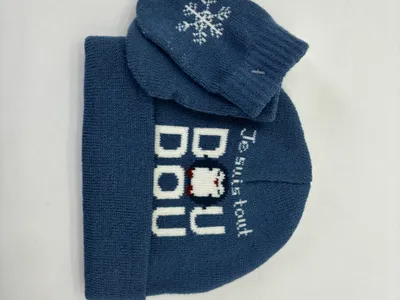 Hellblaues Baby-Strick-Set mit Mütze und Fausthandschuhen, Pinguin-Intarsia-Muster und Schneeflocken-Motiv als Aufschrift