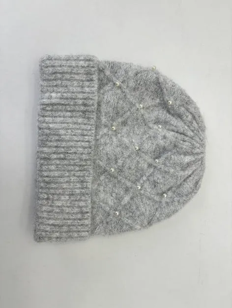 Weiche graue Strickmütze mit Rautenmuster und vereinzelten Perlen-Akzenten, auf weißem Hintergrund flachliegend
