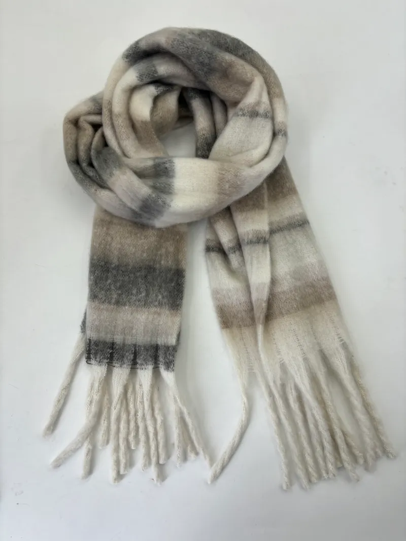 Gebürsteter Winterschal in Creme und Grau mit Karomuster und weißen Fransenden, locker gewickelt vor weißem Hintergrund