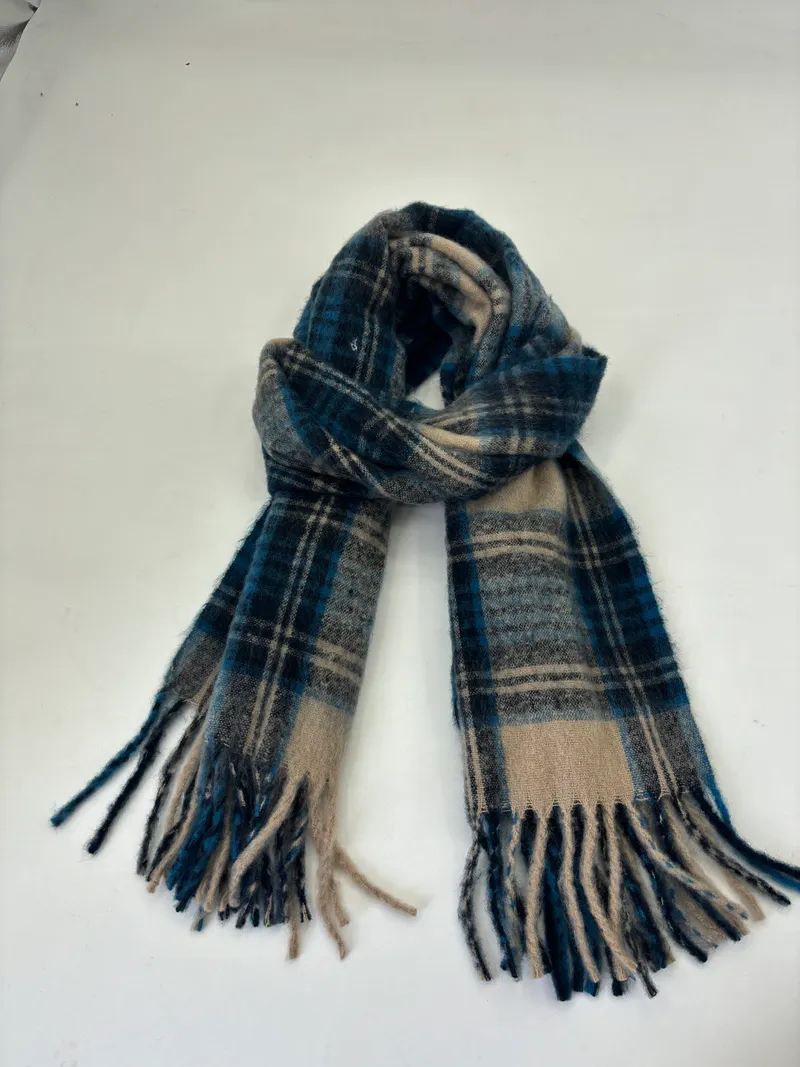 Weicher Tartanschal in Blau, Beige und Grau mit schottischem Karimuster und Fransenden, locker gewickelt auf weißem Hintergrund