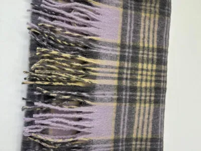 Gefaltete Kuscheldecke in Lavendel, Grau und Beige mit Tartanmuster und gedrehtem Fransenrand auf weißem Hintergrund