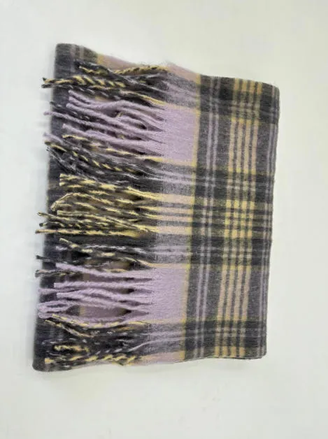 Gefaltete Kuscheldecke in Lavendel, Grau und Beige mit Tartanmuster und gedrehtem Fransenrand auf weißem Hintergrund