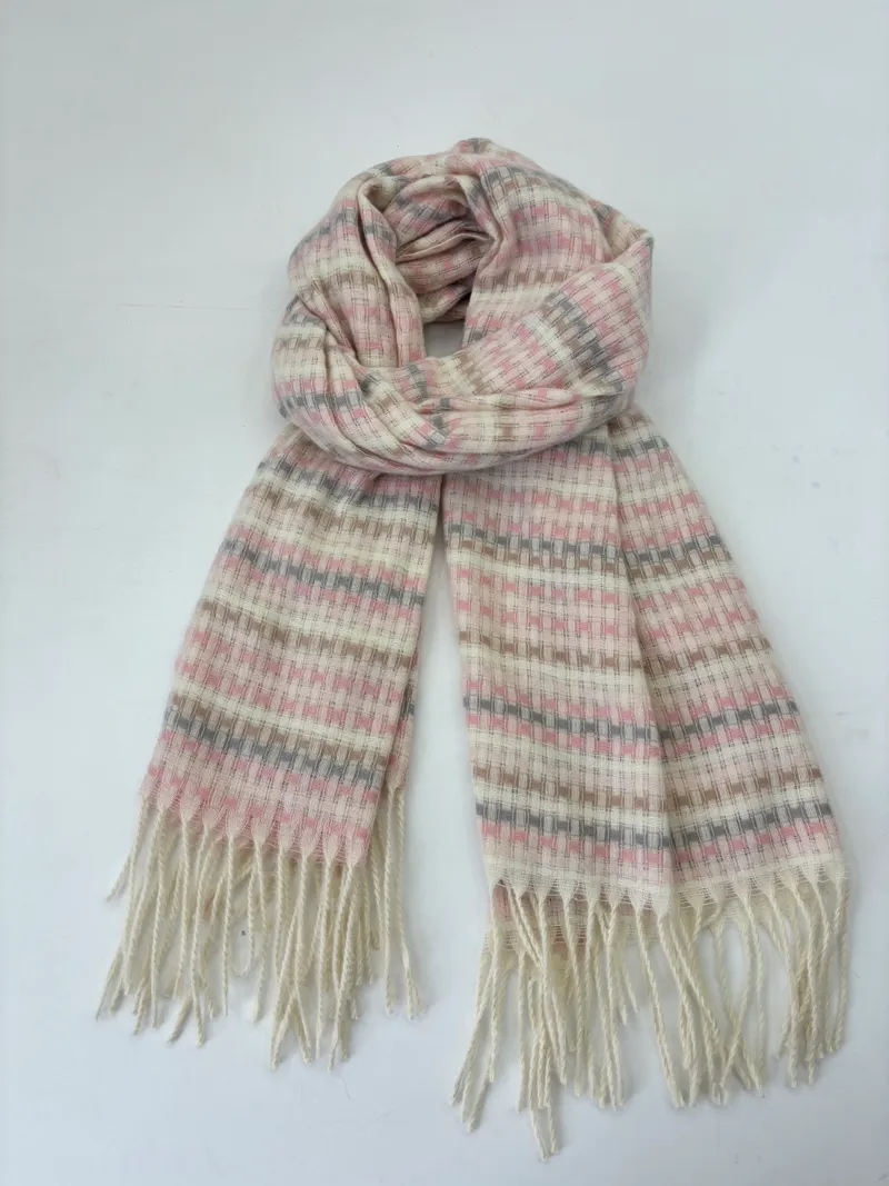 Leichter Webschal in Creme, Rosa und Grau mit feinem Streifenmuster und gedrehten Fransen, locker drapiert auf weißem Untergrund