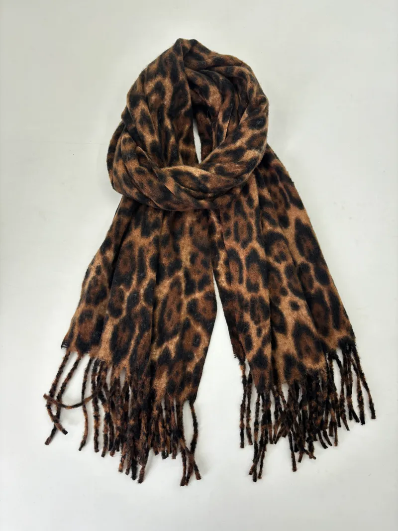 Brauner und schwarzer Animalprint-Schal mit leopardenfarbenem Muster, langen Fransen und lockerem Knoten auf weißem Hintergrund