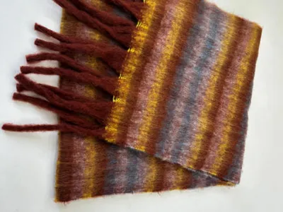 Weicher, flauschiger Schal mit breiten Streifen in Terrakotta, Senfgelb und Graublau sowie langen Fransen