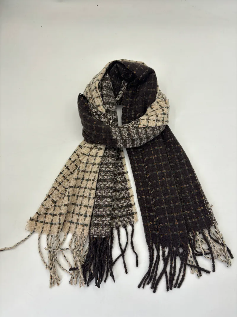 Zweifarbiger Schal im Schachbrettmuster aus Schwarz und Beige mit geknoteten Fransenenden, flach liegend