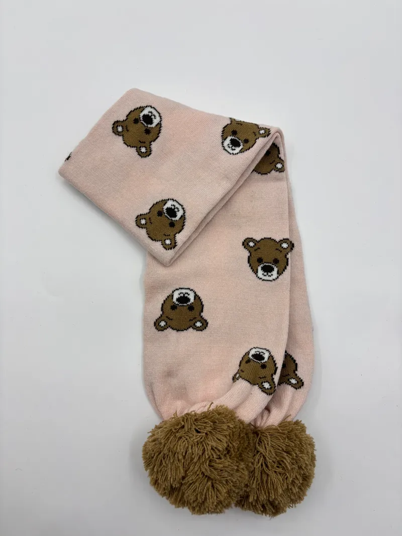 Rosafarbener gestrickter Schal mit allover Teddybär-Gesichtsmuster und großem olivgrünem Wollbommel am Ende