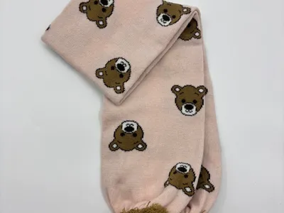 Rosafarbener gestrickter Schal mit allover Teddybär-Gesichtsmuster und großem olivgrünem Wollbommel am Ende