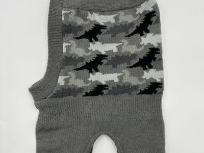 Graue Strick-Sturmhaube mit schwarz-weiß-grauem Camouflage-Jacquardmuster auf dem Vorderteil und Rippenbündchen, flach liegend