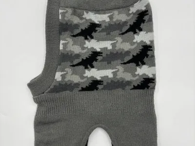 Graue Sturmhaube mit schwarz-weiß-grauem Tarnmuster-Jacquard auf dem Frontpanel und elastischen Rippenkanten, ausgebreitet