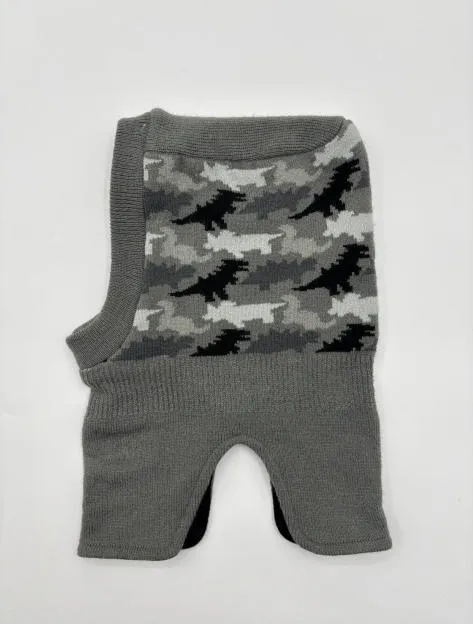 Graue Sturmhaube mit schwarz-weiß-grauem Tarnmuster-Jacquard auf dem Frontpanel und elastischen Rippenkanten, ausgebreitet
