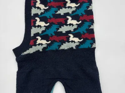 Gestrickte Hundeweste in Marineblau mit petrol-, weinrot- und weißem abstrakten Vogelintarsiamuster, flach liegend