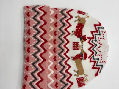Rosa und cremefarbene Strickmütze mit Fair-Isle-Zickzackmuster, Dackel-Hunde in Weihnachtsmützen und roten Herzchen