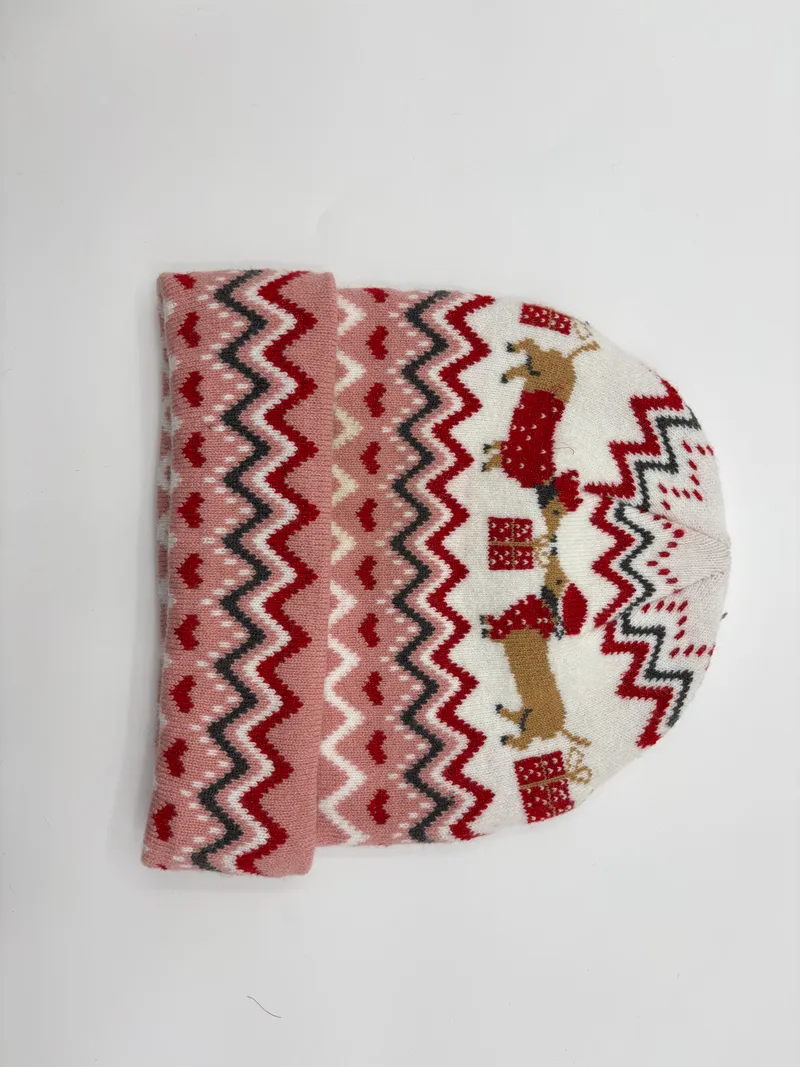 Rosa und cremefarbene Strickmütze mit Fair-Isle-Zickzackmuster, Dackel-Hunde in Weihnachtsmützen und roten Herzchen