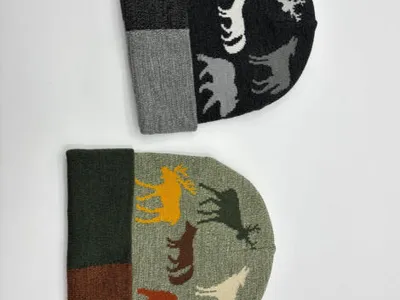 Zwei Strickmützen mit Wildtier-Silhouetten – Hirsch, Elch, Wolf, Bär – in Anthrazitgrau und Salbeigrün mit zweifarbigem Umschlagbündchen