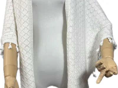 Weiße Strickjacke mit Rautenmuster, offener Front, Quasten an Ärmeln und Saum, auf Schneiderpuppe präsentiert