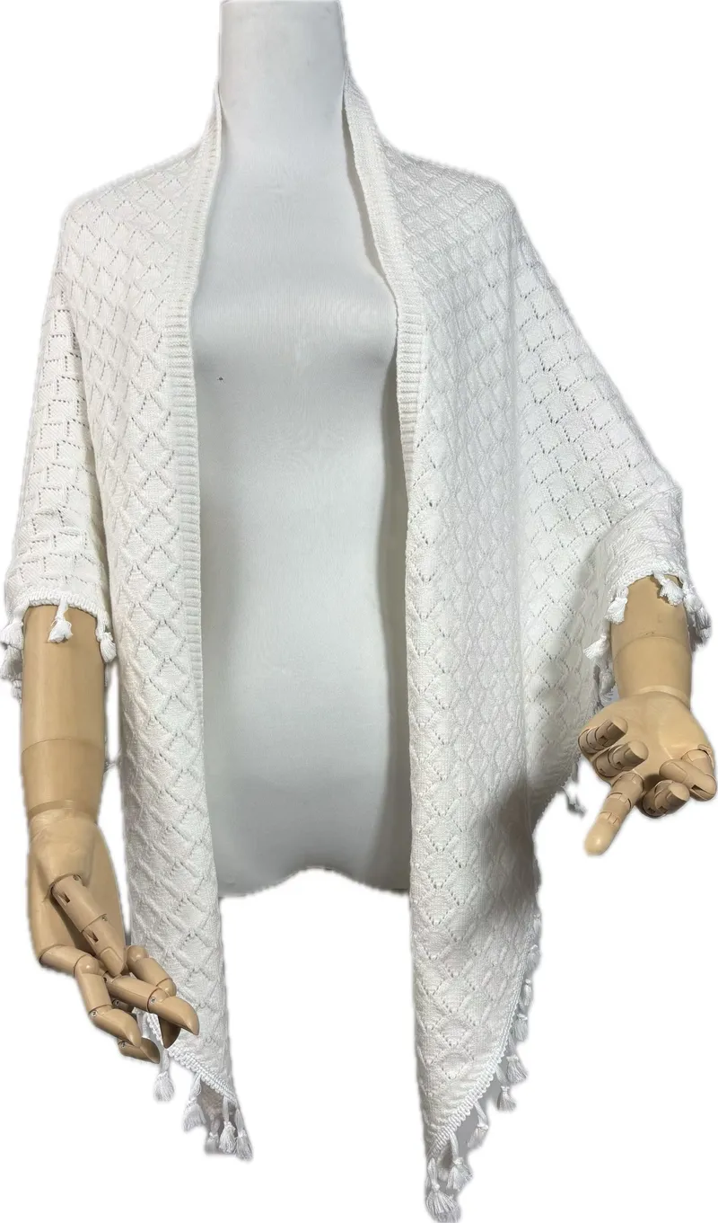 Weiße Strickjacke mit Rautenmuster, offener Front, Quasten an Ärmeln und Saum, auf Schneiderpuppe präsentiert