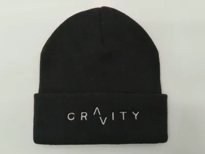 Schwarze Rippenstrick-Beanie mit breitem Umschlag und weiß gesticktem GRAVITY-Schriftzug, Flachaufnahme auf weißem Hintergrund