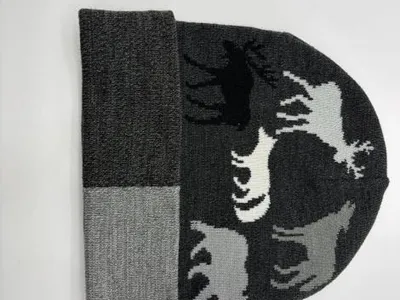 Dunkelgraue Wintermütze mit gestrickten Waldtier-Motiven – Elch, Wolf, Bär und Hirsch – sowie zweifarbigem Umschlagbündchen