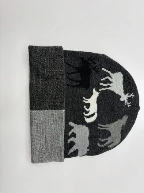 Dunkelgraue Wintermütze mit gestrickten Waldtier-Motiven – Elch, Wolf, Bär und Hirsch – sowie zweifarbigem Umschlagbündchen