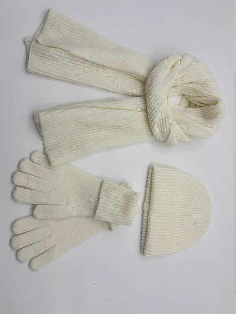 Dreiteiliges Winteraccessoire-Set in Cremeweiß mit langem Rippenstrickschal, Umschlagmütze und Fingerhandschuhen auf weißem Hintergrund