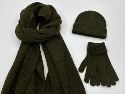 Dreiteiliges Winterset in Olivgrün bestehend aus einem großen Umhangschal, einer Rippenstrickmütze und passenden Handschuhen