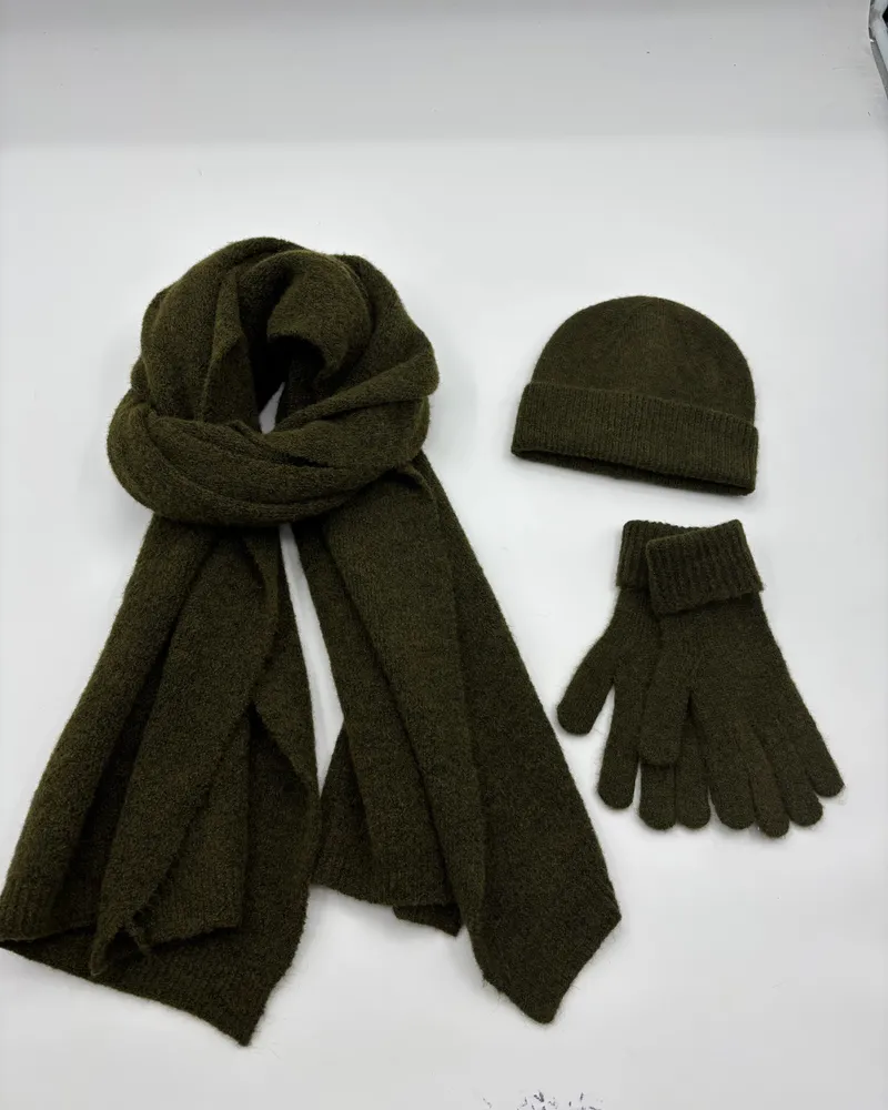 Dreiteiliges Winterset in Olivgrün bestehend aus einem großen Umhangschal, einer Rippenstrickmütze und passenden Handschuhen