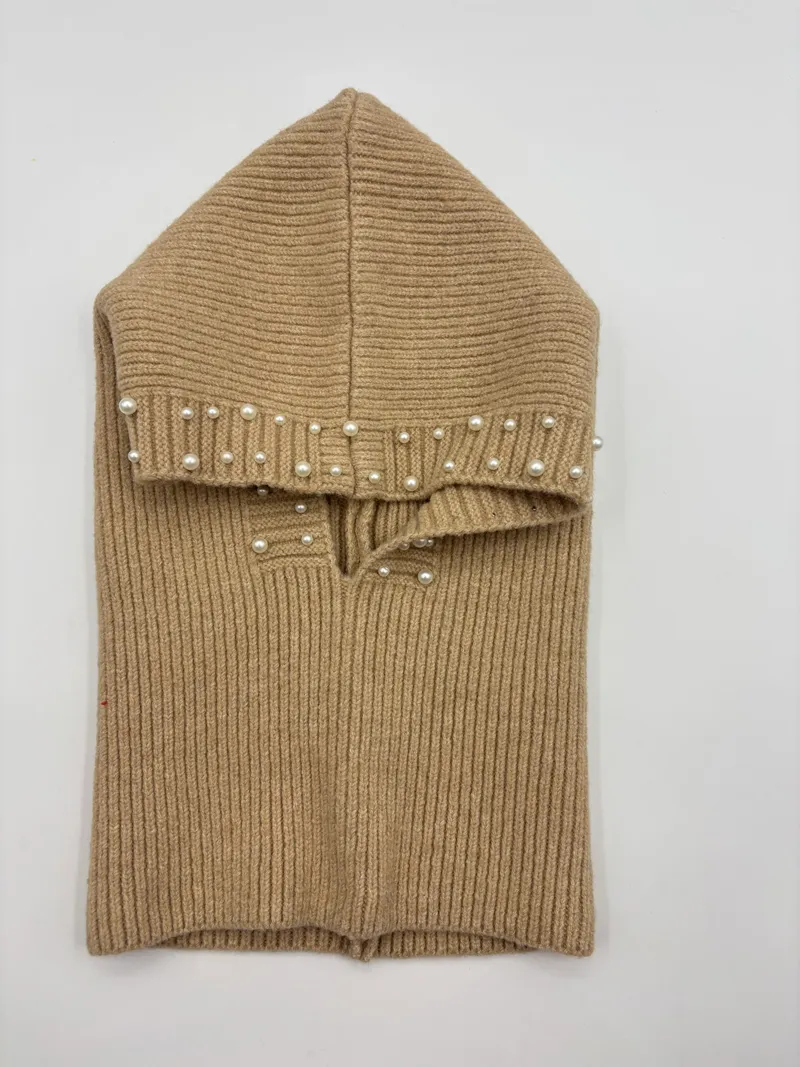 Gefalteter Beige-Rippenstrick-Rundschal mit Perlenbesatz, Flachlage auf weißem Hintergrund