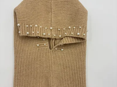 Gefalteter Beige-Rippenstrick-Rundschal mit Perlenbesatz, Flachlage auf weißem Hintergrund