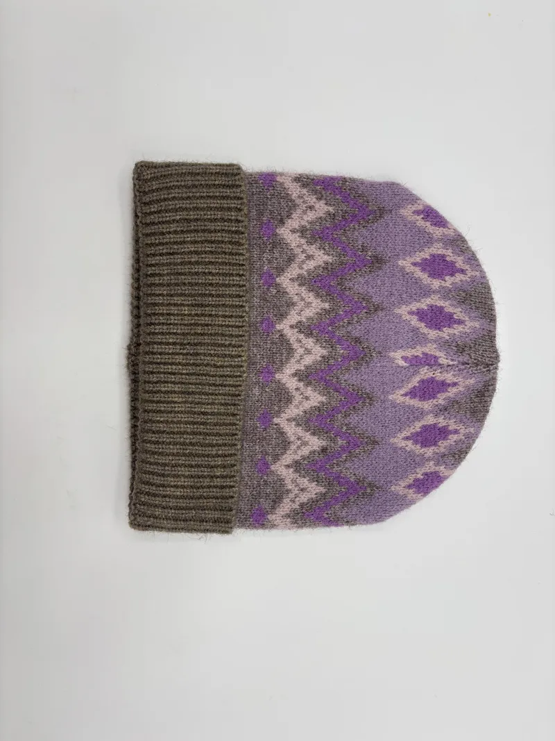 Gestrickte Beanie-Mütze mit lila-grauem Fair-Isle-Rauten- und Chevronmuster sowie breitem Rippenbündchen
