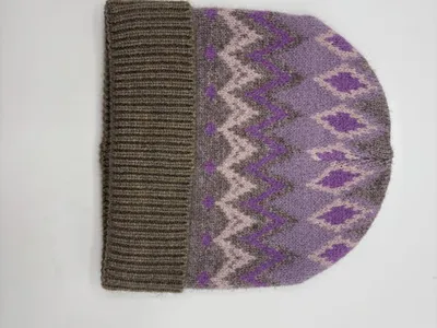 Gestrickte Beanie-Mütze mit lila-grauem Fair-Isle-Rauten- und Chevronmuster sowie breitem Rippenbündchen