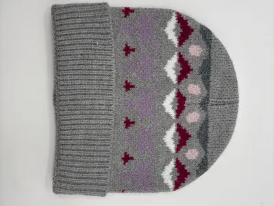 Graue Strickmütze mit Fair-Isle-Muster in Burgunder, Weiß, Rosa und Lavendel sowie breitem Rippenbündchen