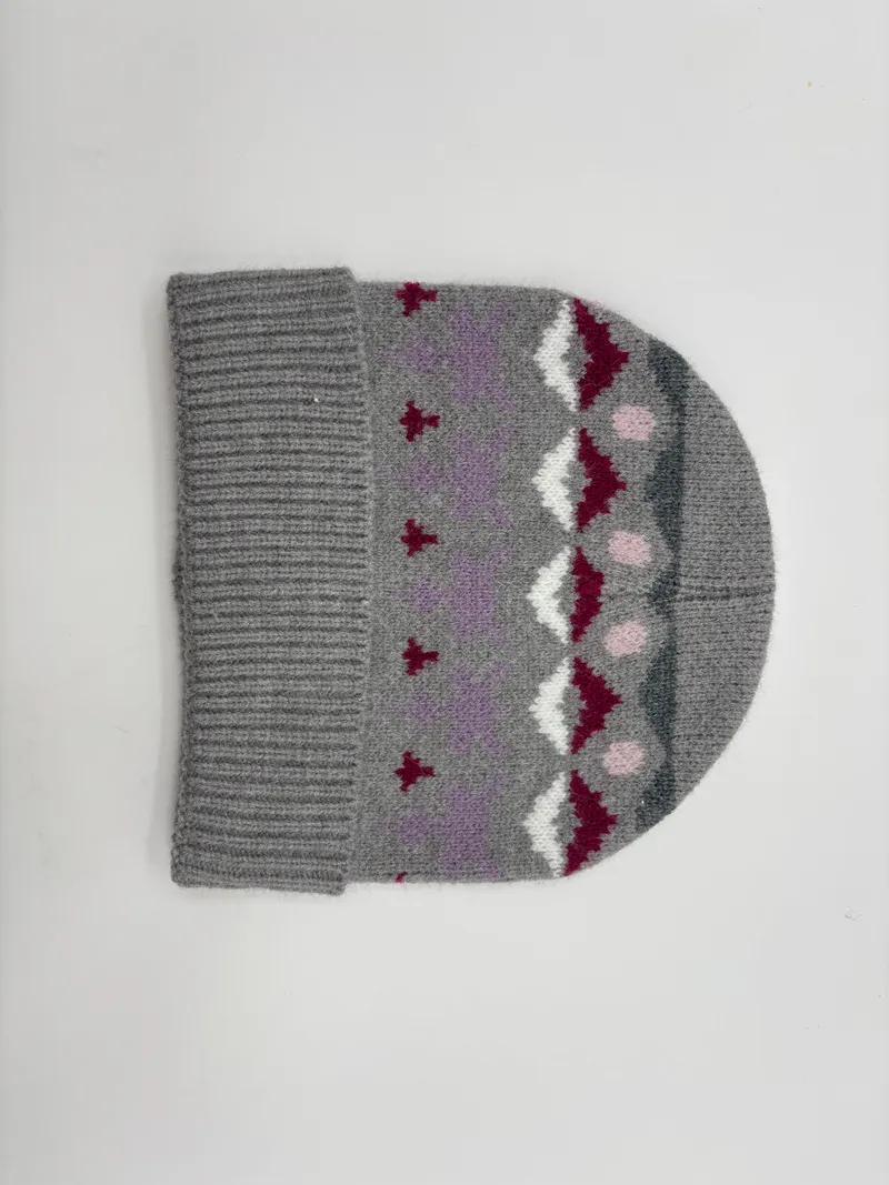 Graue Strickmütze mit Fair-Isle-Muster in Burgunder, Weiß, Rosa und Lavendel sowie breitem Rippenbündchen