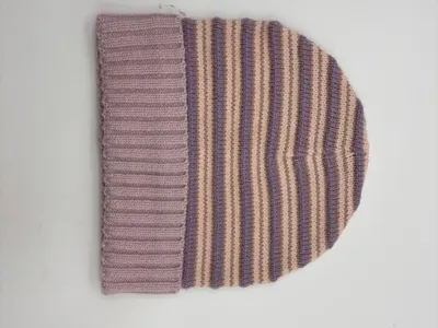 Strickmütze mit lila und beigen Querstreifen sowie einfarbigem lavendelfarbenem Umschlagbündchen, Flachlage auf weißem Hintergrund