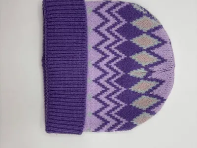 Wintermütze in Violett und Lavendel mit geometrischem Rautenmuster und Rippbündchen aus weichem Strickstoff