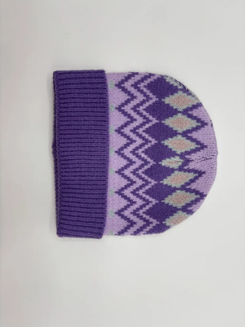 Wintermütze in Violett und Lavendel mit geometrischem Rautenmuster und Rippbündchen aus weichem Strickstoff