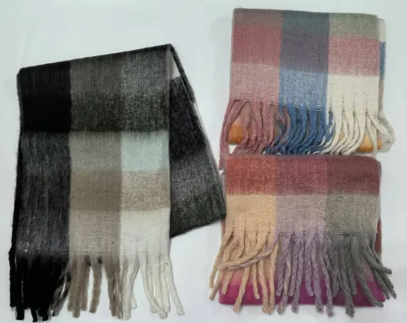 Drei gebürstete Karomuster-Schals mit Fransen: dunkelgrau-schwarz mit Mint sowie zwei rosé-blau-senfgelbe Multicolor-Überwürfe