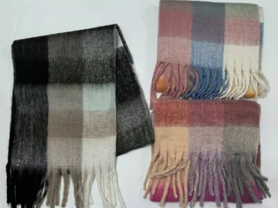 Drei gebürstete Karomuster-Schals mit Fransen: dunkelgrau-schwarz mit Mint sowie zwei rosé-blau-senfgelbe Multicolor-Überwürfe