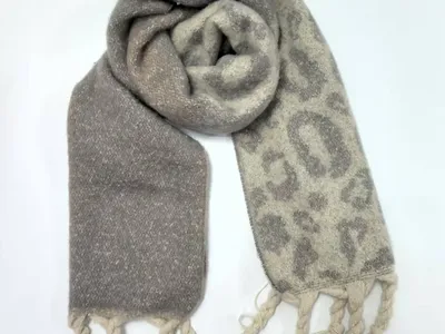 Zweiseitiger Damenschal mit Leopard-Animal-Print auf einer Seite und einfarbigem Grau auf der Rückseite, mit geflochtenen Quastenenden