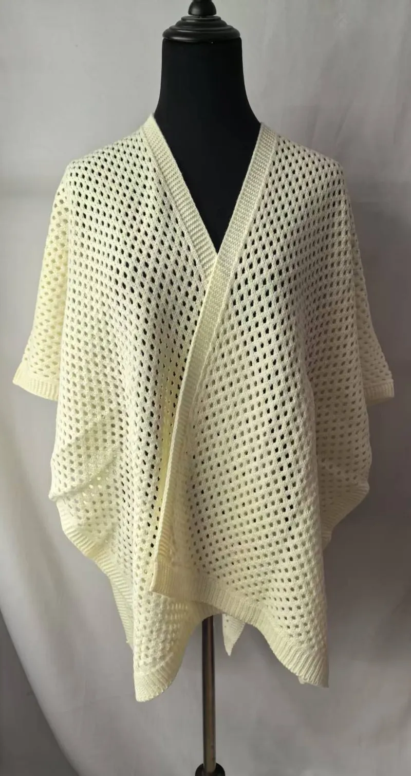 Cremefarbener Kimono-Cardigan mit Netzstrickmuster auf schwarzer Schneiderpuppe, mit luftigem Gittermuster und offenem Vorderteil