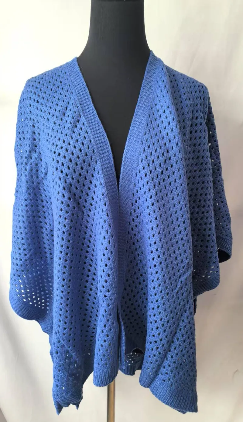 Blauer Offenstrick-Cocoon-Cardigan mit Lochstrickdetails auf Schneiderpuppe, mit breiten Ärmeln und geöffneter Vorderseite