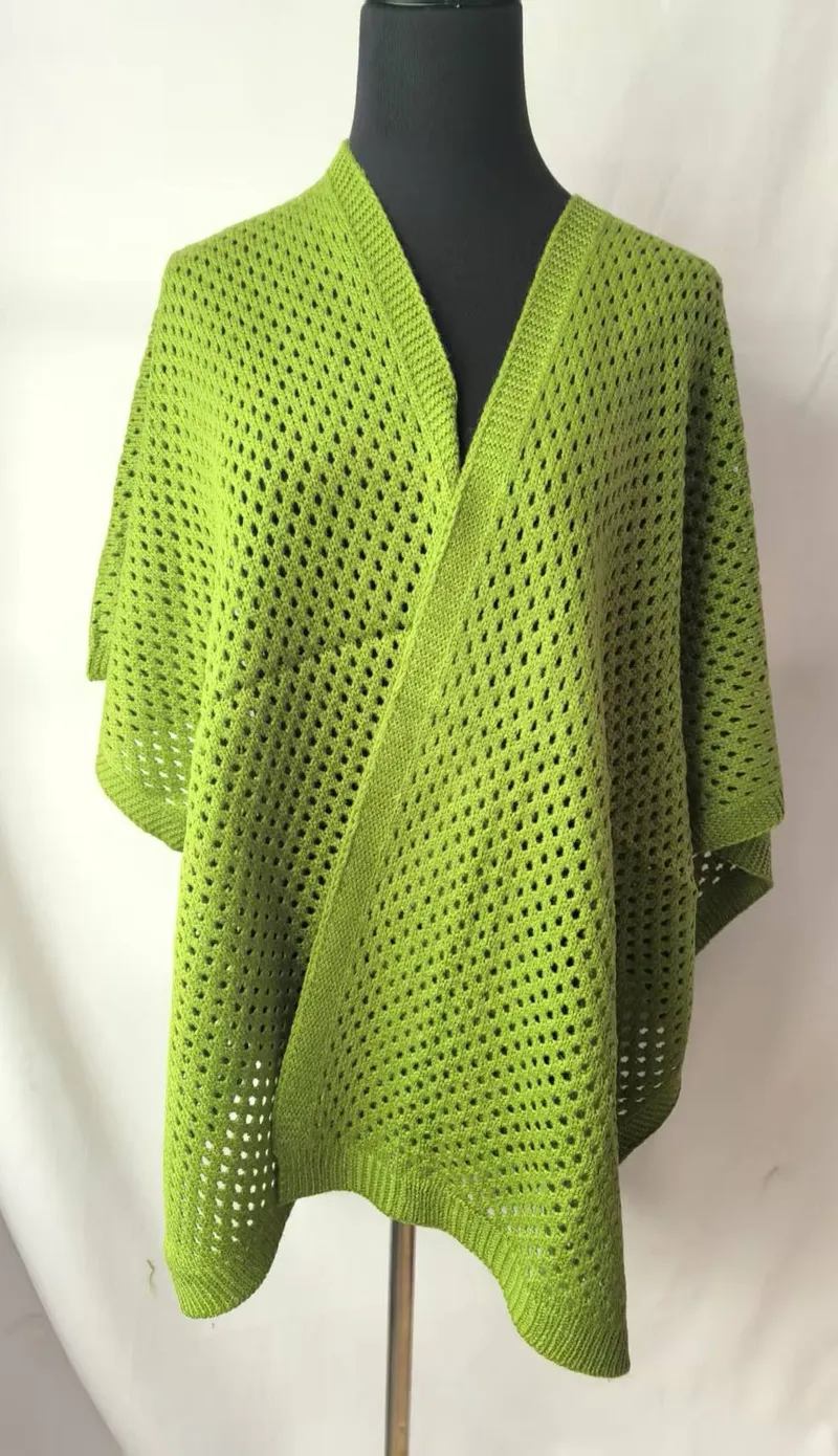Limettengrüner Netzstrick-Wickelponcho mit V-Ausschnitt und Rippbündchen auf schwarzer Schneiderpuppe
