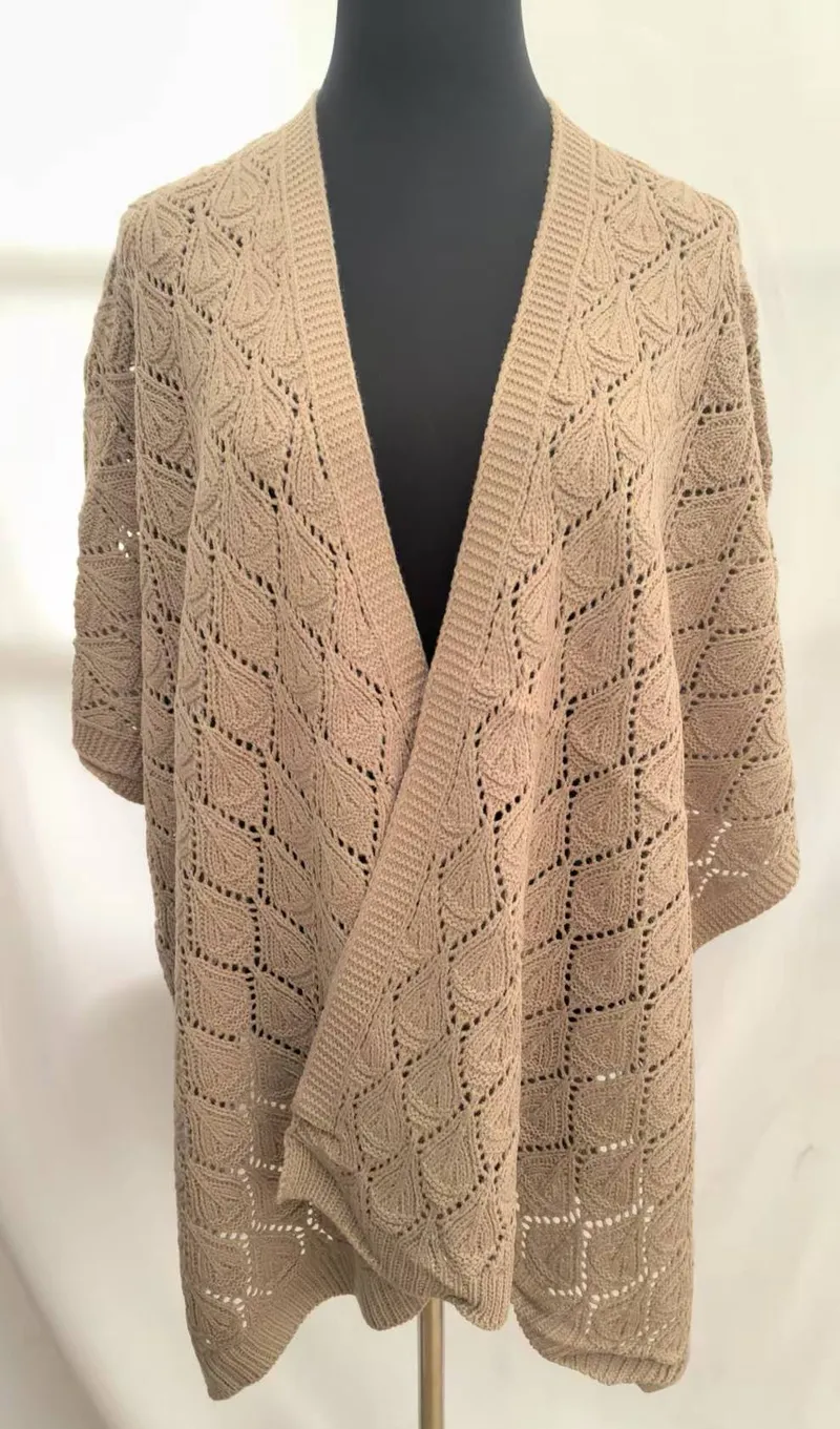 Übergroßer cremefarbener Strickjacke mit offenem Vorderausschnitt und quadratischem Blattmuster in Häkeloptik auf einer Schneiderpuppe