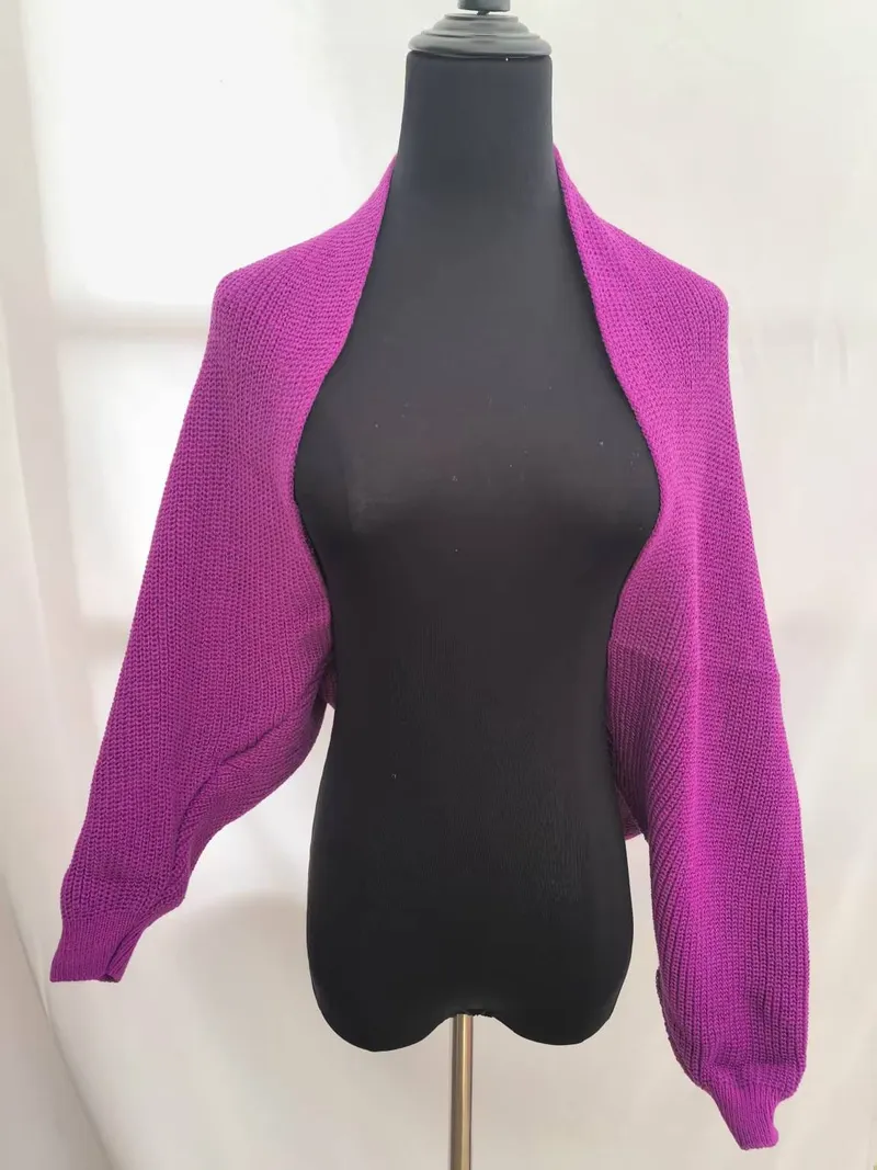 Pinker Grobstrick-Bolero Shrug in Magenta mit Ballonärmeln und offenem Vorderausschnitt auf schwarzer Kleiderpuppe