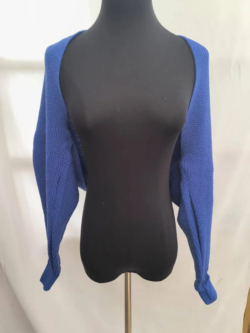 Royalblaue Kurzstrickjacke mit Grobmuster und langen Ärmeln auf schwarzer Kleiderpuppe