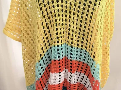 Gelb-türkis-orange-weißes gestreiftes Häkel-Strandtunika-Top mit offenem Netzgewebe auf Schneiderpuppe