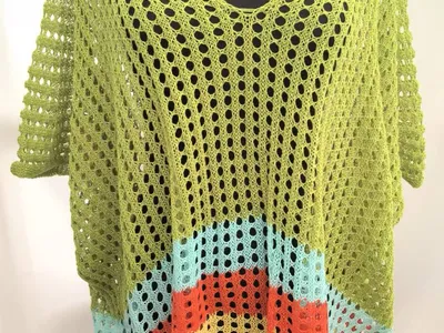 Limettengrünes offenes Häkel-Netztop mit bunten Streifen in Türkis, Rot, Orange und Gelb auf Schneiderpuppe